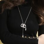 Черное теплое платье с кожаными вставками